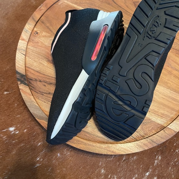 ASH - Picture 8 of 10